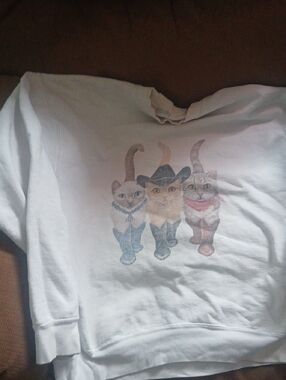 White Sweatshirt with Three Kittens Graphic